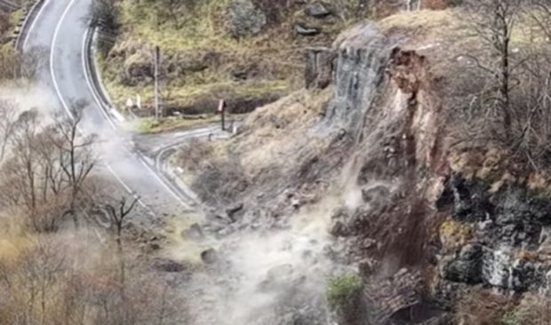 Explozie cu dinamită, filmată pe DN 15, în Valea Mureșului, la o stâncă de aproape 250 de tone care putea să se prăbușească pe șosea |VIDEO