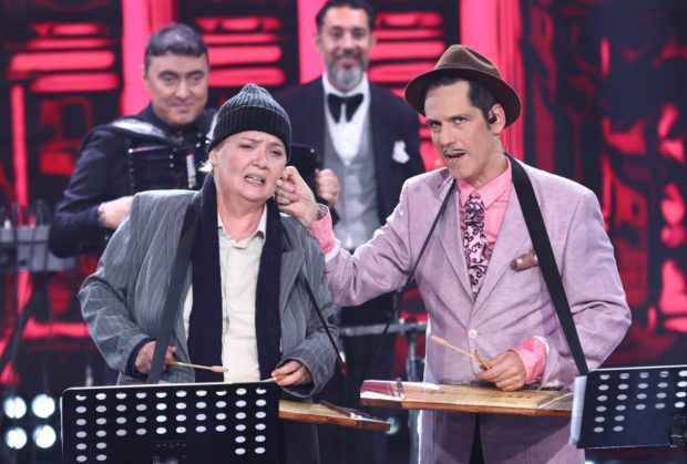 Imagine Stire Ștefan Bănică jr și Emilia Popescu, număr ironic la Revelionul cel mai nebun de la Antena 1: „O satiră politică, vizavi de situația politică actuală din România” | 2review.ro