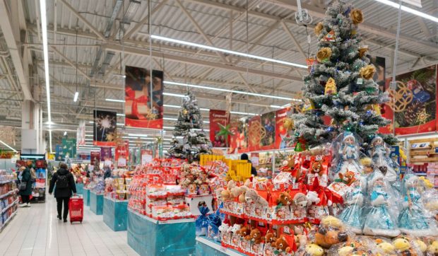 Maghiarii trec granița în România, ca să cumpere alimente mai ieftine, înainte de Crăciun