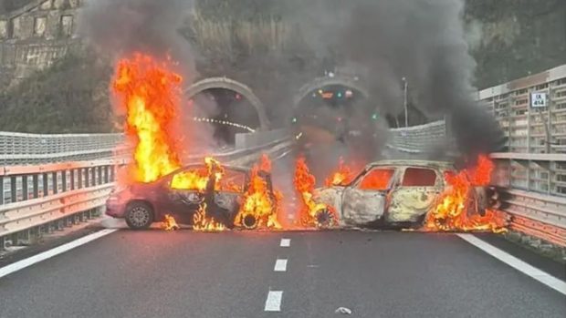 Tâlharii au presărat cuie pe autostradă: cum au fost furate două milioane de euro dintr-o dubă blindată, în Italia