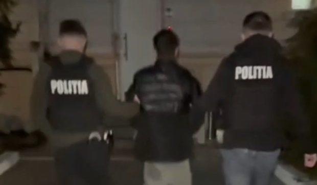 Un tânăr beat din Constanța a comis trei infracțiuni într-o seară: a furat o mașină, a condus-o fără să aibă permis și a lovit o mașină parcată