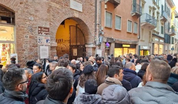 Un oraș din Italia a introdus taxa pentru îndrăgostiți: 12 euro ca să-i vizitezi cel mai popular balcon