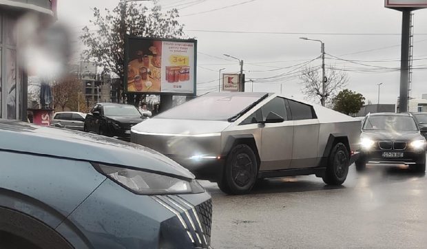 „Zaibărtruck”. Val de glume după ce o Tesla Cybertruck a fost văzută la Craiova: „A venit să o încarce de la pomul de Crăciun”