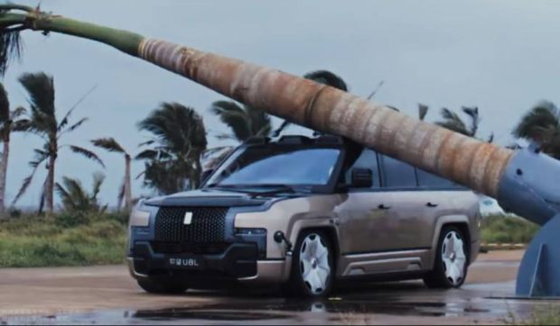 Testul cu palmierul de 2000 kg făcut de BYD pe o mașină de 180.000 de dolari