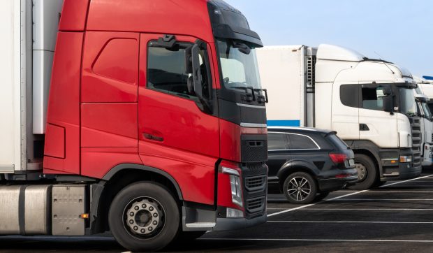 Un șofer de TIR și-a aprins o lumânare de Crăciun ca să ascundă mirosul de alcool din cabină