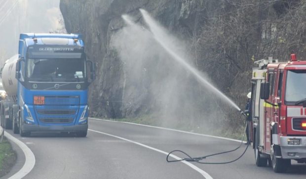 Trafic închis la Călimănești după scurgeri de gaze dintr-o cisternă cu GPL. Rute ocolitoare pentru șoferi