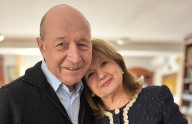 Traian Băsescu și soția Maria au sărbătorit Nunta de Aur. Au apărut la biserică alături de toți nepoții: „Martor ne-a fost familia”