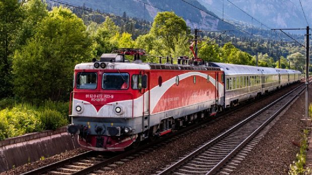 Trenurile de călători nu vor opri într-una dintre stațiile d