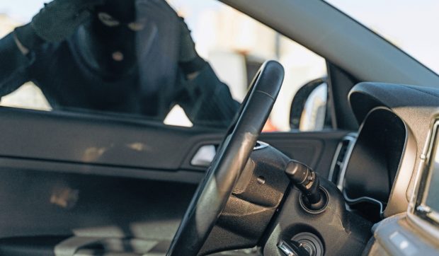 Cinci bărbați au dat mai multe spargeri în Arad: au furat cabluri și motorină din rezervoarele unor camioane și au condus fără permis