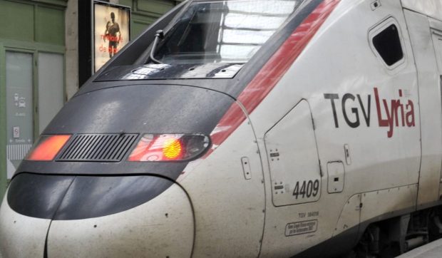 O mamă și-a bătut copilul de 6 ani într-un TGV, l-a dat cu capul de masă și l-a strâns de gât pentru că a vărsat o băutură