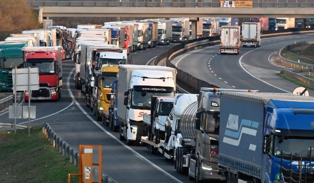 O țară vecină dublează amenzile pentru camioane din ianuarie. Măsura vizează protejarea drumurilor secundare