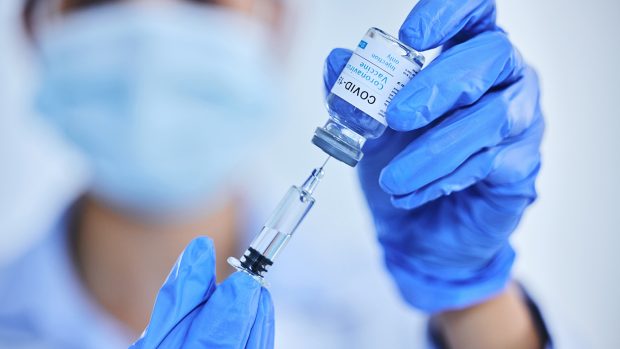 Medicul și asistentele din Prahova implicate în vaccinările „la chiuvetă” scapă ieftin, după ce nu s-a putut dovedi ce șpăgi au luat fiecare. Judecătorii: „Orice dubiu profită făptuitorului”