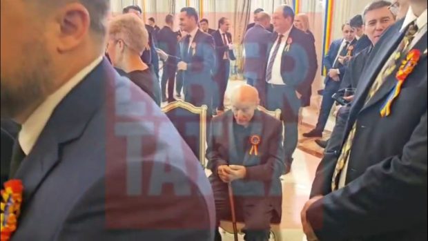 Ilie Bolojan a fost căutat pentru poze, Victor Rebengiuc a privit scena minute în șir, la recepția de 1 Decembrie de la Cotroceni | VIDEO