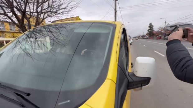 Momentul în care un membru AUR al unei secţii de vot din Buzău a lovit un jurnalist cu mașina | VIDEO