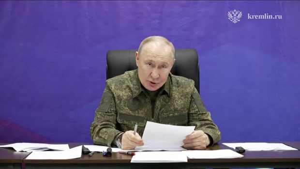 Vladimir Putin se filmează din nou în ținută militară și revendică pentru a doua oară cucerirea orașului Pokrovsk, de această dată înainte de vizita lui Steve Witkoff