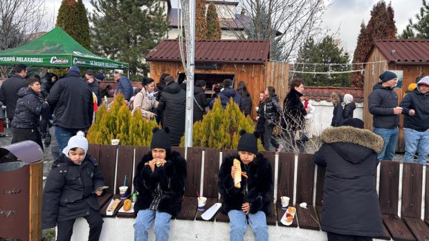 De Ziua Națională, la Potlogi, Dâmbovița, copiii au dat fasolea cu ciolan pe hotdog. „Nu vă luați după venetici”