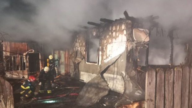 O casă a ars complet cu tot cu sicriul unui bărbat mort pentru care se ținea priveghi, de Revelion, în Bicaz