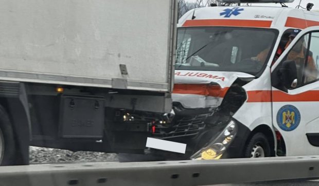 O ambulanță s-a izbit violent de un TIR, pe un drum din localitatea Jucu, județul Cluj. Șoferul autospecialei nu ar fi păstrat distanța