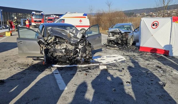 Două mașini, spulberate pe șosea, după ce un român a intrat pe contrasens, în Austria. Șoferul și o tânără de 26 de ani au murit pe loc: „Ne lipsesc cuvintele”