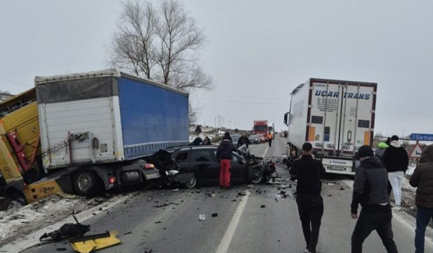 Accident grav cu două TIR-uri, un microbuz și o mașină în Bucovina: traficul este blocat pe DN 2 în ambele sensuri