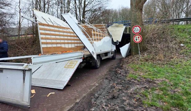 Un șofer și-a făcut bucați camionul mai înalt cu peste 1 metru decât podul pe sub care a vrut să treacă, în Olanda