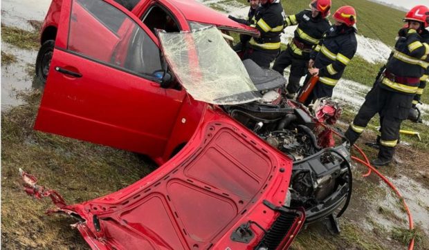 Patru oameni au fost răniți și unul a murit într-un accident rutier pe DN 65C Craiova – Horezu, în care au fost implicate două mașini și un autotren