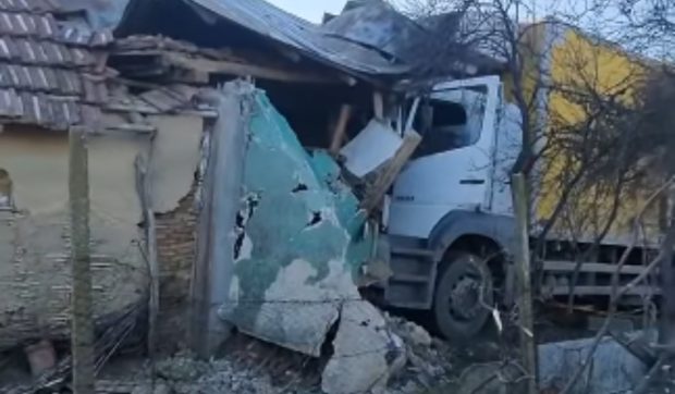 Un șofer de TIR beat a intrat cu camionul direct în casa unei bătrâne, în Buzău | VIDEO