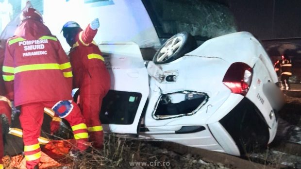 O maşină a fost lovită de tren în Chiajna, iar o persoană a fost scoasă din autoturism inconștientă