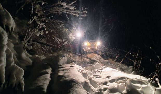Salvatorii l-au păzit o noapte întreagă pe munte, la -20 de grade, după ce s-a rătăcit. Povestea ucraineanului găsit în viață în gerul extrem din Maramureș | VIDEO