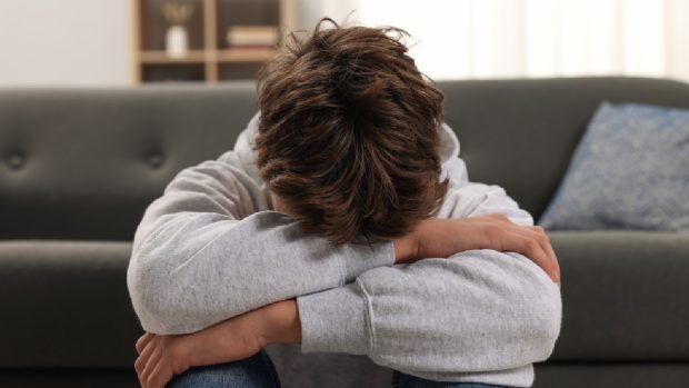 Adolescenții români suferă în tăcere și nu cer ajutor când au nevoie: „Au fost învățați să «nu deranjeze»”