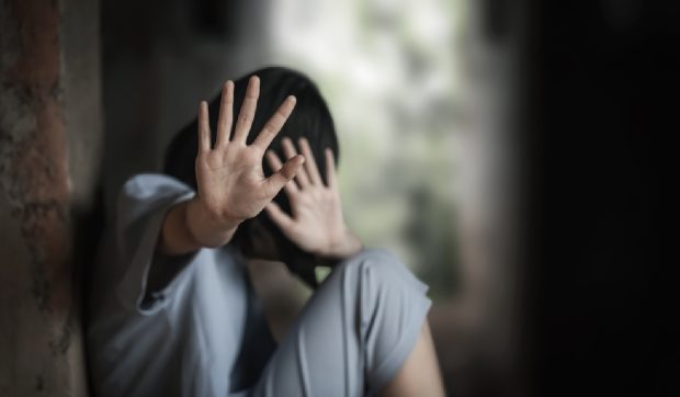 Profesor reținut după ce a sărutat o copilă pe obraji și buze. Trei cazuri grave petrecute în ultimele zile în școlile din Argeș