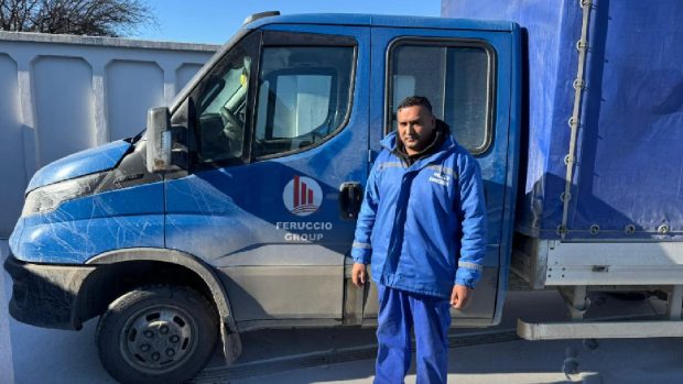 Povestea lui Ali, pakistanezul care lucrează ca șofer în Prahova: „Am învățat limba și mă descurc. Muncesc pentru cei 4 copii mici de acasă”