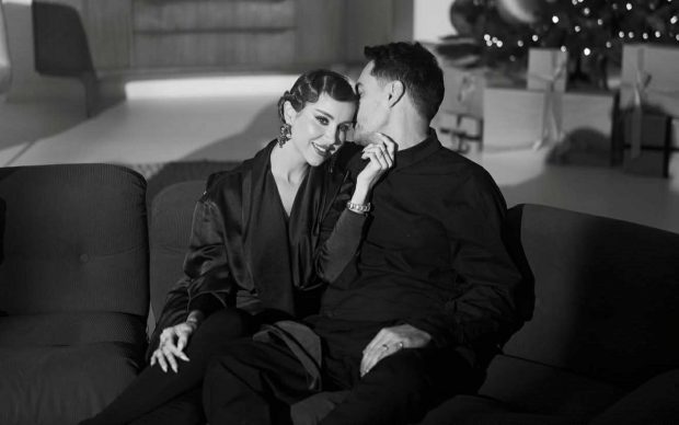 Imagine Stire Cine apare în ședința foto de sărbători a Alinei Ceușan. E o persoană foarte specială pentru familia ei: „Mulțumesc că te implici așa cum aș face eu” | 2review.ro