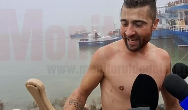 La Galați, un muncitor a prins crucea de Bobotează, după ce s-a aruncat în apele Dunării care aveau doar 4 grade