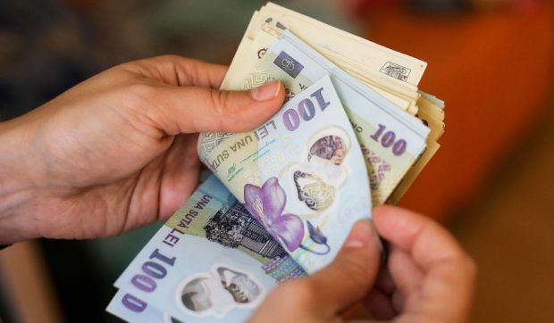 Peste 100 de angajați ANRE, în frunte cu fiica fostului șef, atacă tăierile de salarii în instanță, deși veniturile au rămas peste medie