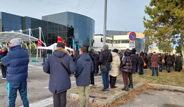Angajații unei companii de produse de lux, în lacrimi și fără cuvinte: „Concediați pe loc, ne cheamă la birou unul câte unul”