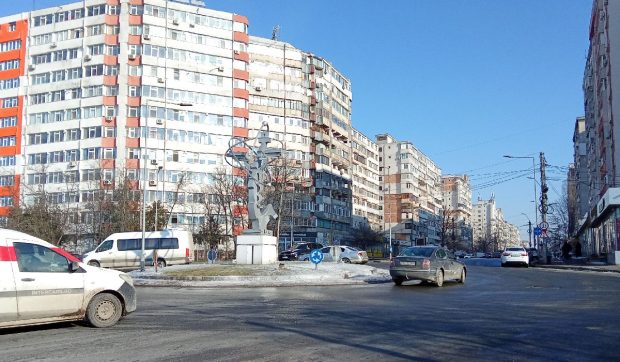 Aspersoarele din Galați au pornit la minus 10 grade și au transformat șoseaua în patinoar: „Se stropesc florile, frate!”