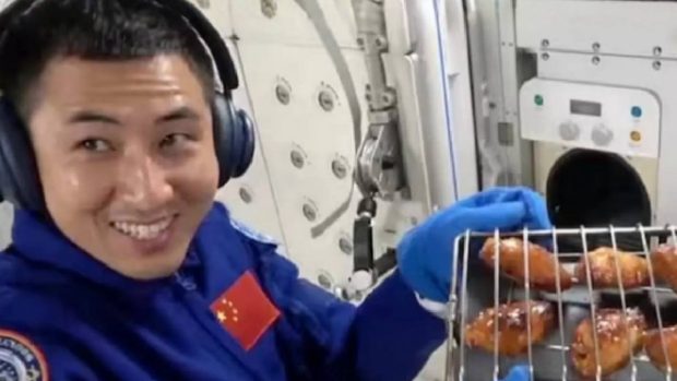 Astronauții chinezi au „aprins” primul grătar în Spațiu