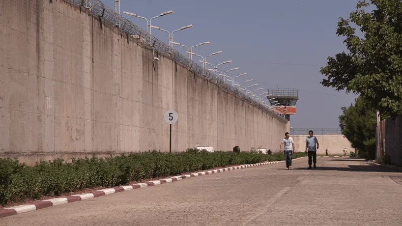 Doi barbati intr-un penitenciar