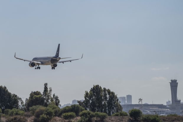 Un avion Lufthansa a intrat într-un stol de păsări la aterizarea pe aeroportul din Cluj. A fost redirecționat la Budapesta