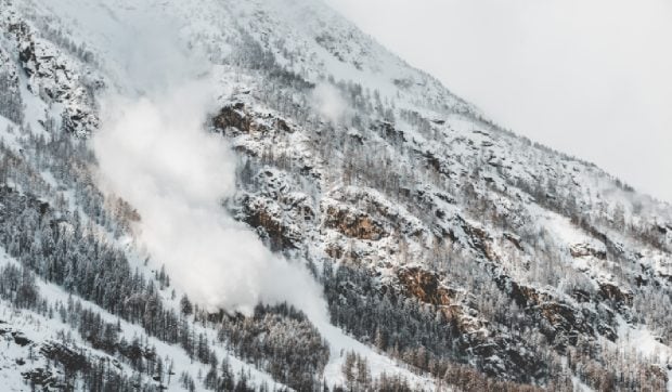 Doi oameni au murit și alți câțiva au fost răniți de avalanșele din Italia
