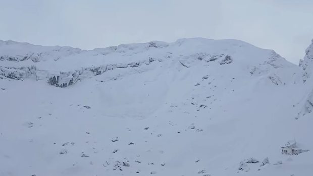 Avalanșă de mari dimensiuni, declanșată de doi schiori, în Munții Făgăraș