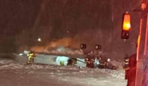 Un avion cu 8 oameni la bord s-a prăbușit pe un aeroport lovit de o furtună de zăpadă, pe pistă s-a văzut fum: „Avem o aeronavă cu susul în jos”