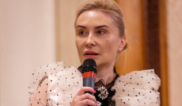 Adriana Georgescu, avocata PNL prinsă în flagrant când lua mită, a fost arestată la domiciliu