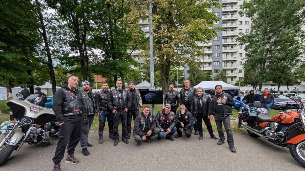 O bandă de motocicliști duri păzesc voluntar casele și școlile copiilor abuzați, ca micuții să se simtă în siguranță: „Dormiți liniștiți”