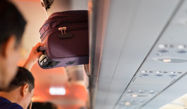 Noi reguli pentru companiile aeriene votate în Parlamentul European. Bagajul de cabină ar putea fi gratuit pe toate zborurile din UE