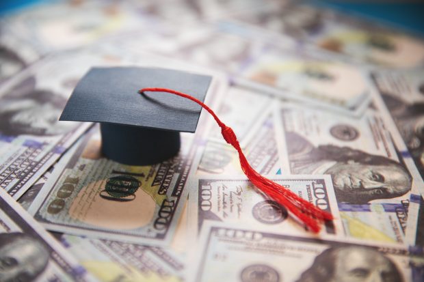 Cât costă să fii student în România? Coșul minim al austerității: puțin peste 2.000 de lei
