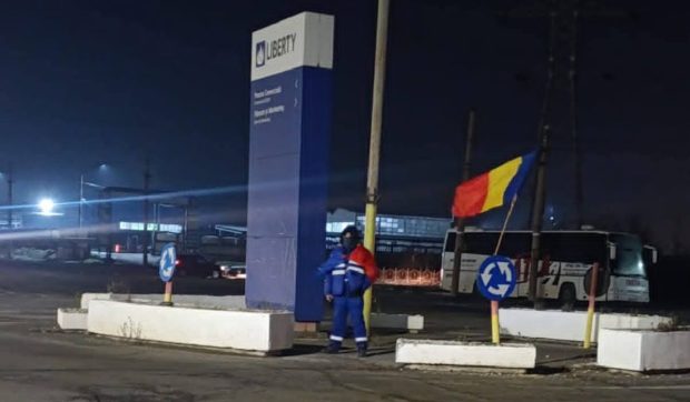 Angajat al Combinatului „Liberty” Galați, transportat la spital după trei zile de greva foamei, din cauza hipotermiei
