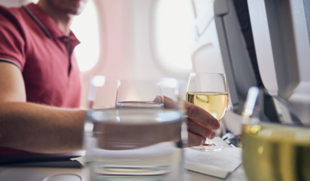 Un pasager s-a îmbătat în avion, a încercat să sărute un însoțitor de zbor în fața soției sale, iar acum riscă închisoare