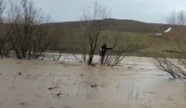 Un bărbat a încercat să traverseze un râu și a fost surprins de viitură, în Dolj. A fost nevoie de intervenția pompierilor